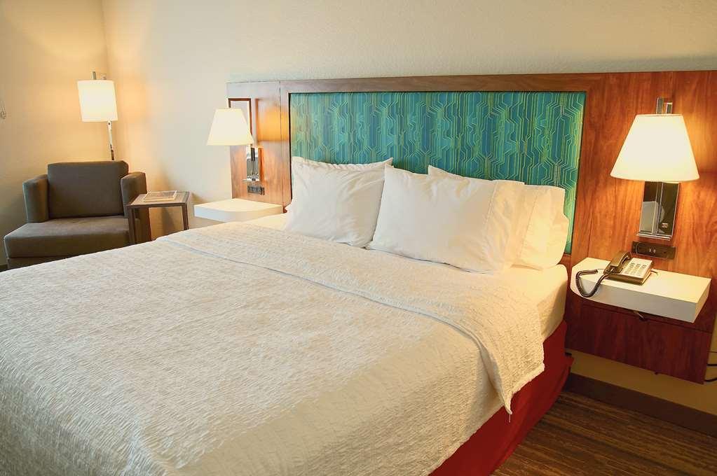 Hampton Inn & Suites Катідрал-Сіті Номер фото